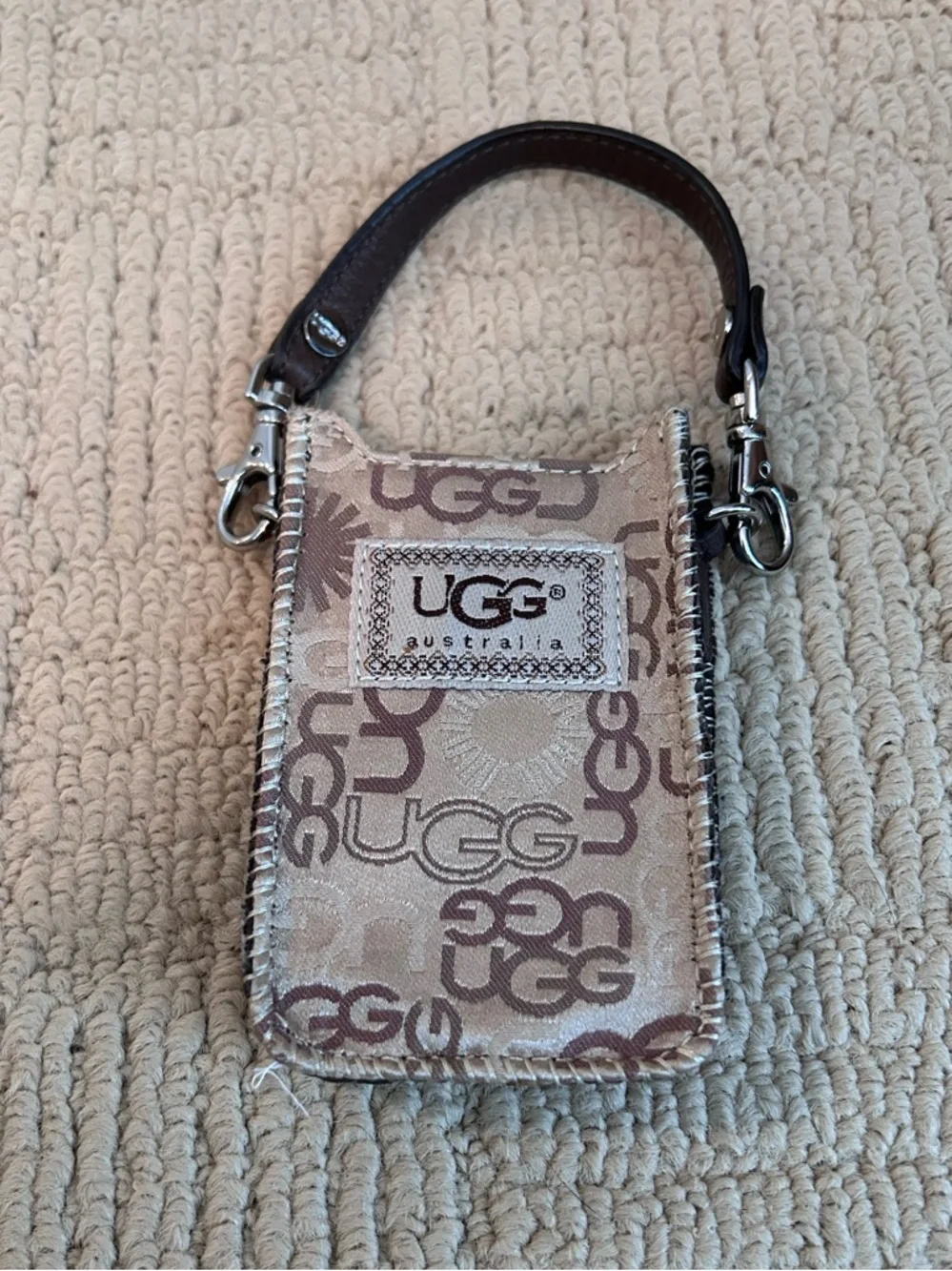 UGG Vintage Cell Phone Wristlet Case in Brown